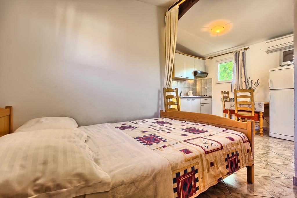 Apartments & Bungalows Ivanovic Kastela Ngoại thất bức ảnh