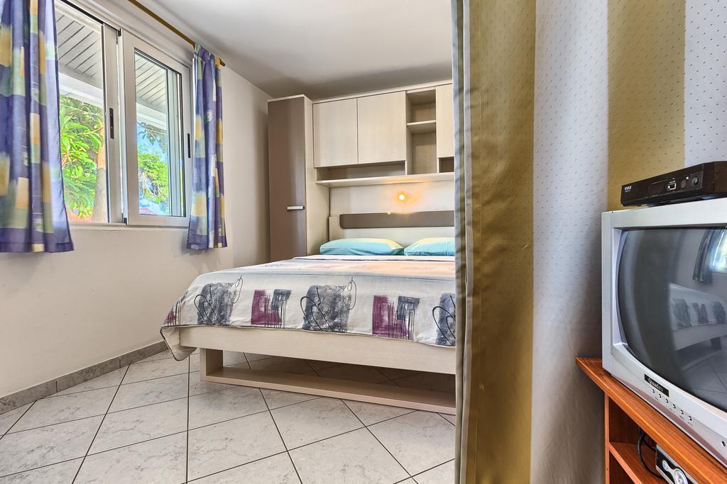 Apartments & Bungalows Ivanovic Kastela Ngoại thất bức ảnh